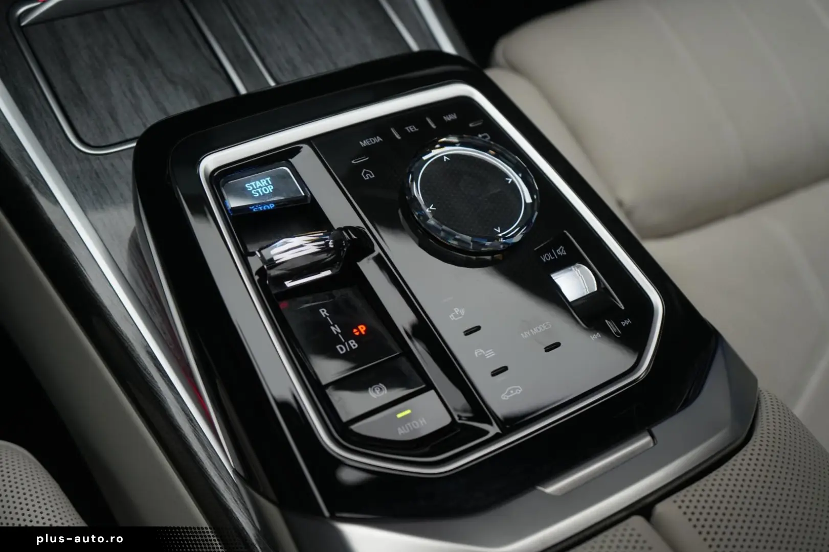BMW i7 M70 xDrive TheatreScreen Sky Lounge HUD B&W L