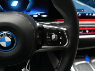BMW i7 M70 xDrive TheatreScreen Sky Lounge HUD B&W L