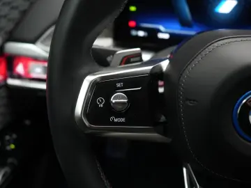 BMW i7 M70 xDrive TheatreScreen Sky Lounge HUD B&W L