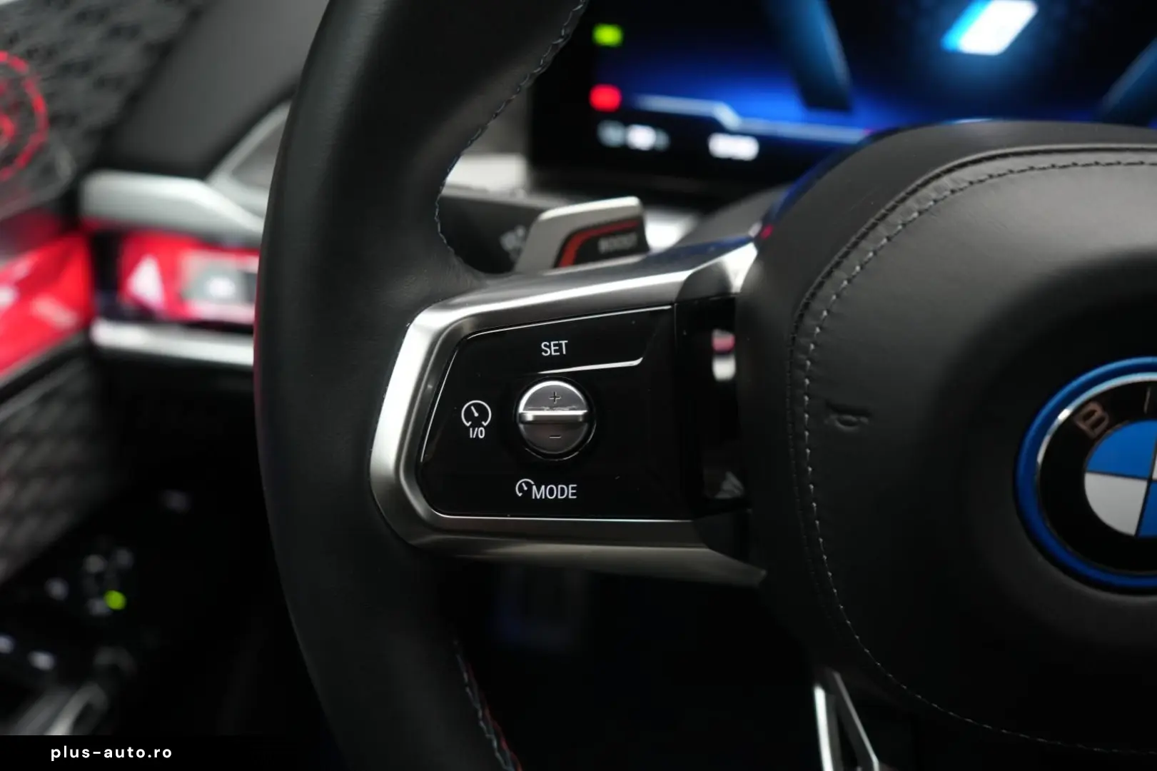 BMW i7 M70 xDrive TheatreScreen Sky Lounge HUD B&W L