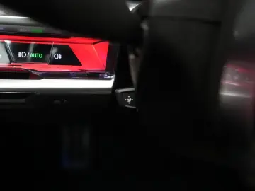 BMW i7 M70 xDrive TheatreScreen Sky Lounge HUD B&W L