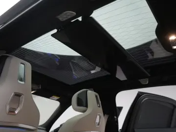 BMW i7 M70 xDrive TheatreScreen Sky Lounge HUD B&W L