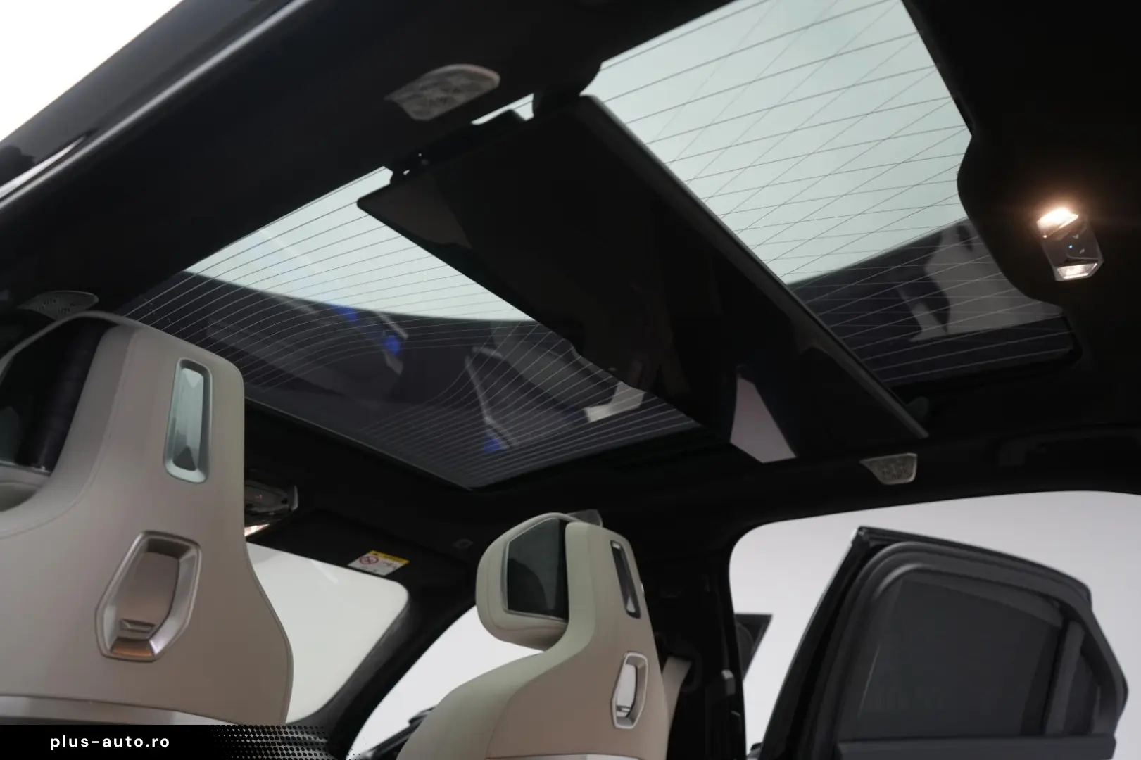 BMW i7 M70 xDrive TheatreScreen Sky Lounge HUD B&W L