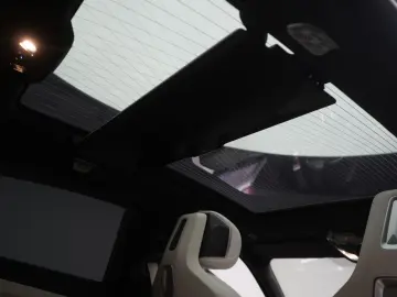 BMW i7 M70 xDrive TheatreScreen Sky Lounge HUD B&W L