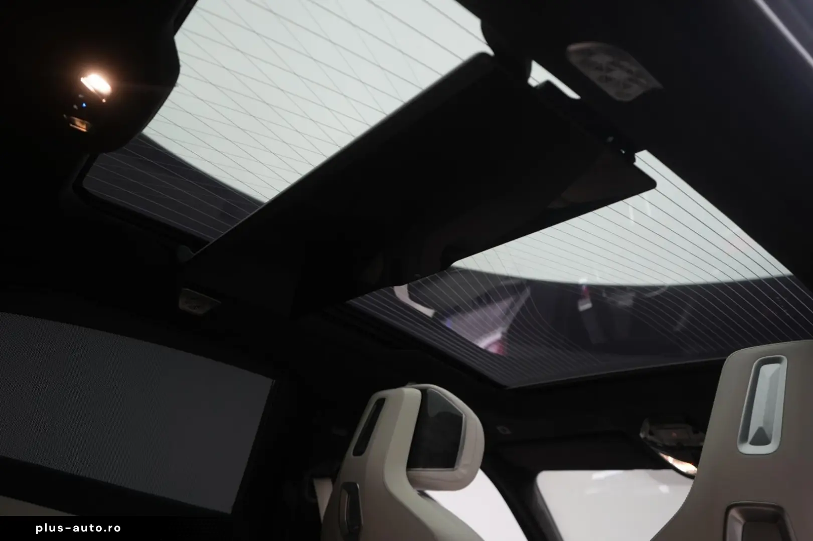 BMW i7 M70 xDrive TheatreScreen Sky Lounge HUD B&W L