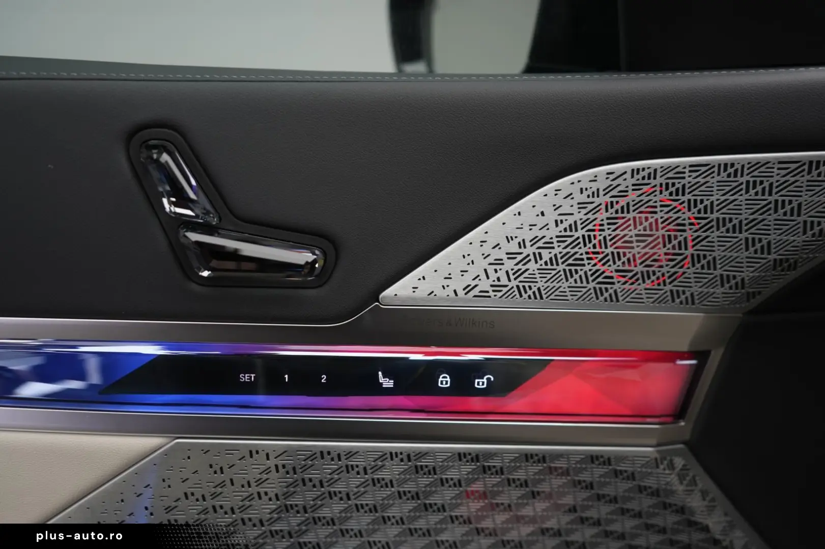 BMW i7 M70 xDrive TheatreScreen Sky Lounge HUD B&W L