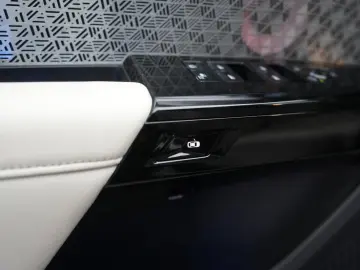 BMW i7 M70 xDrive TheatreScreen Sky Lounge HUD B&W L