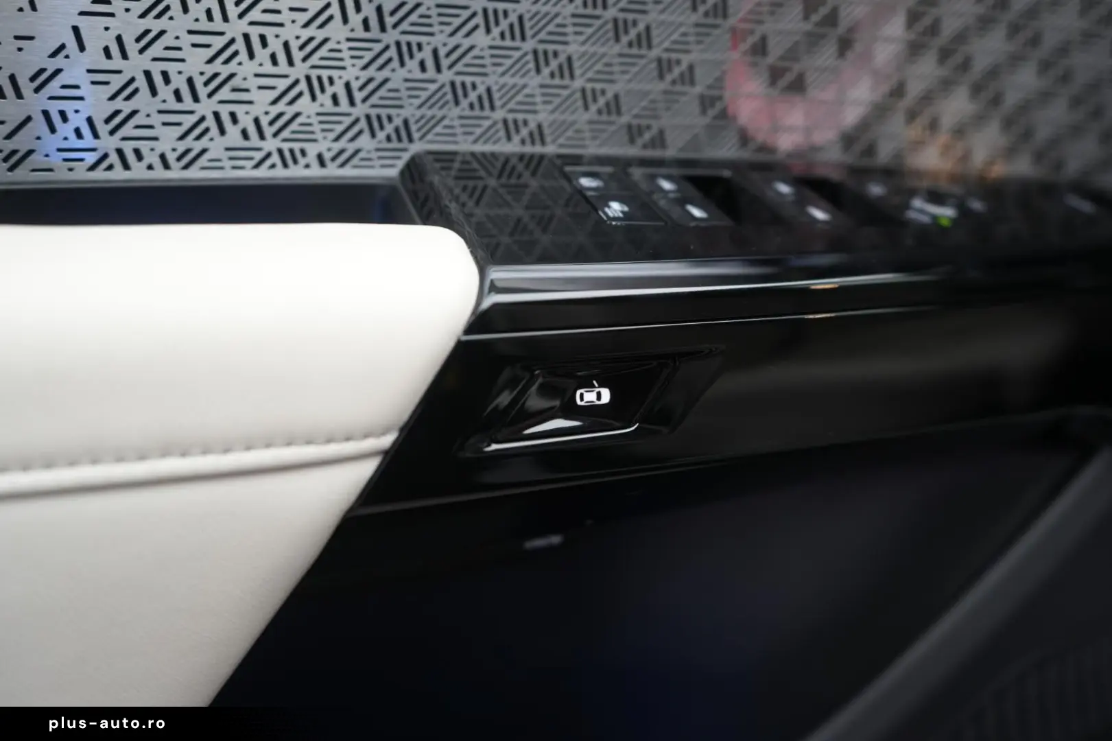 BMW i7 M70 xDrive TheatreScreen Sky Lounge HUD B&W L