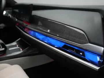BMW i7 M70 xDrive TheatreScreen Sky Lounge HUD B&W L