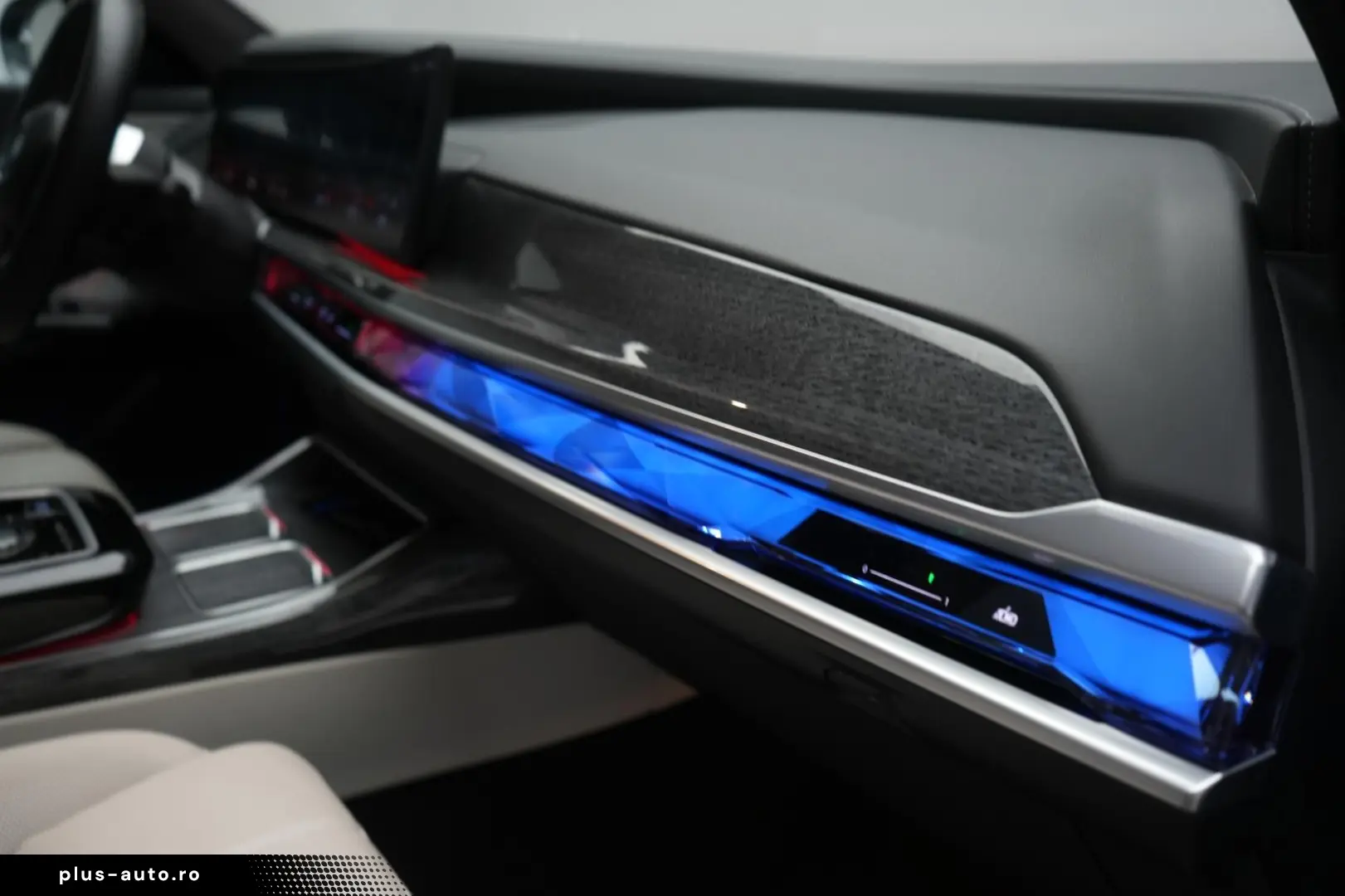 BMW i7 M70 xDrive TheatreScreen Sky Lounge HUD B&W L