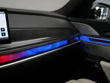 BMW i7 M70 xDrive TheatreScreen Sky Lounge HUD B&W L