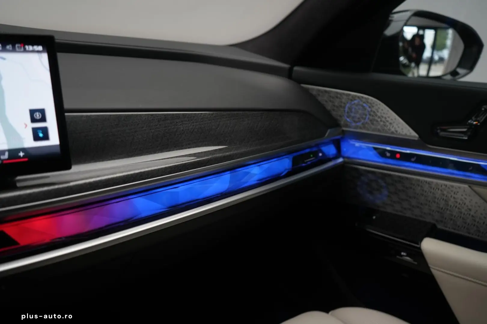 BMW i7 M70 xDrive TheatreScreen Sky Lounge HUD B&W L