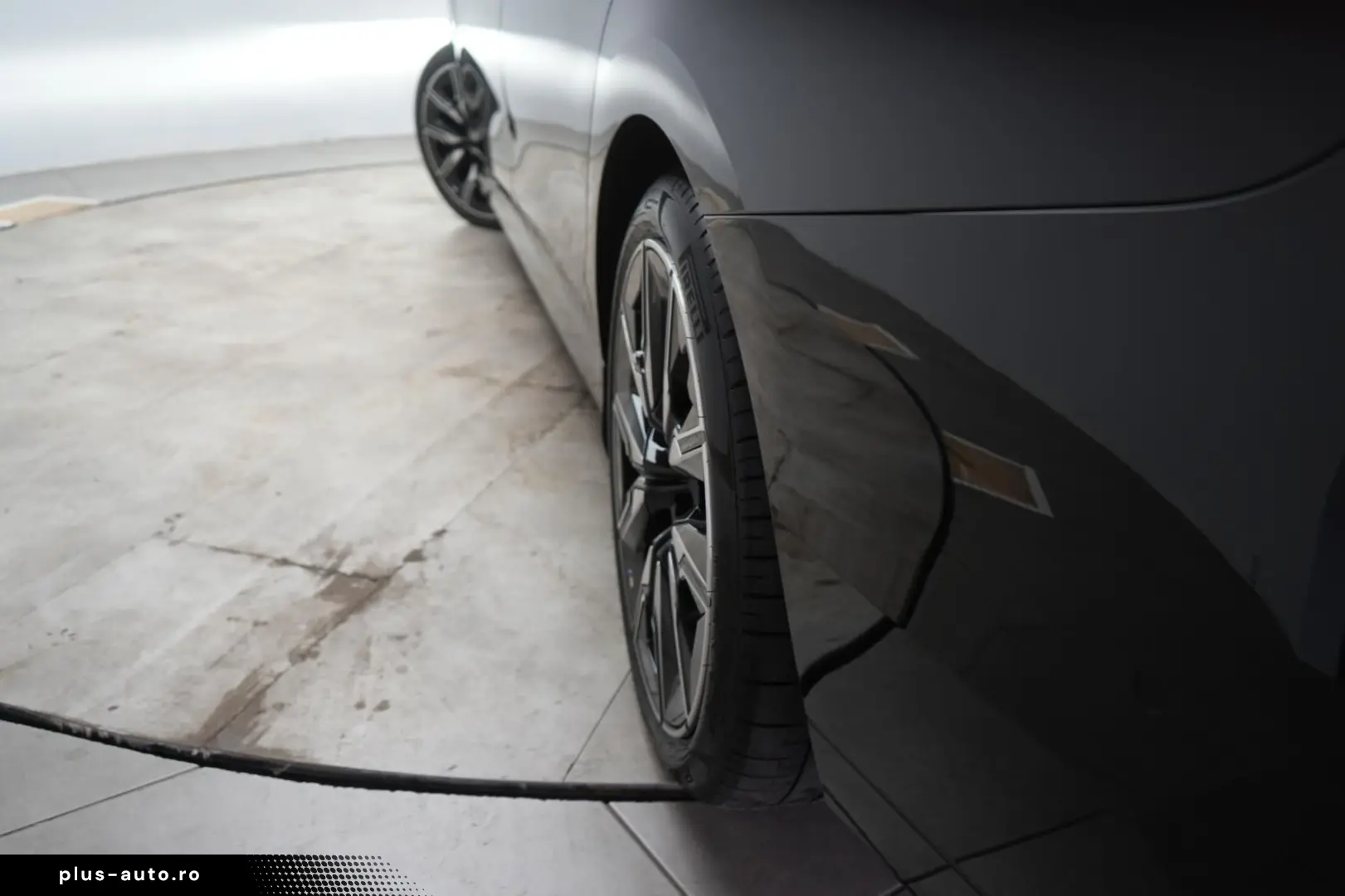 BMW i7 M70 xDrive TheatreScreen Sky Lounge HUD B&W L
