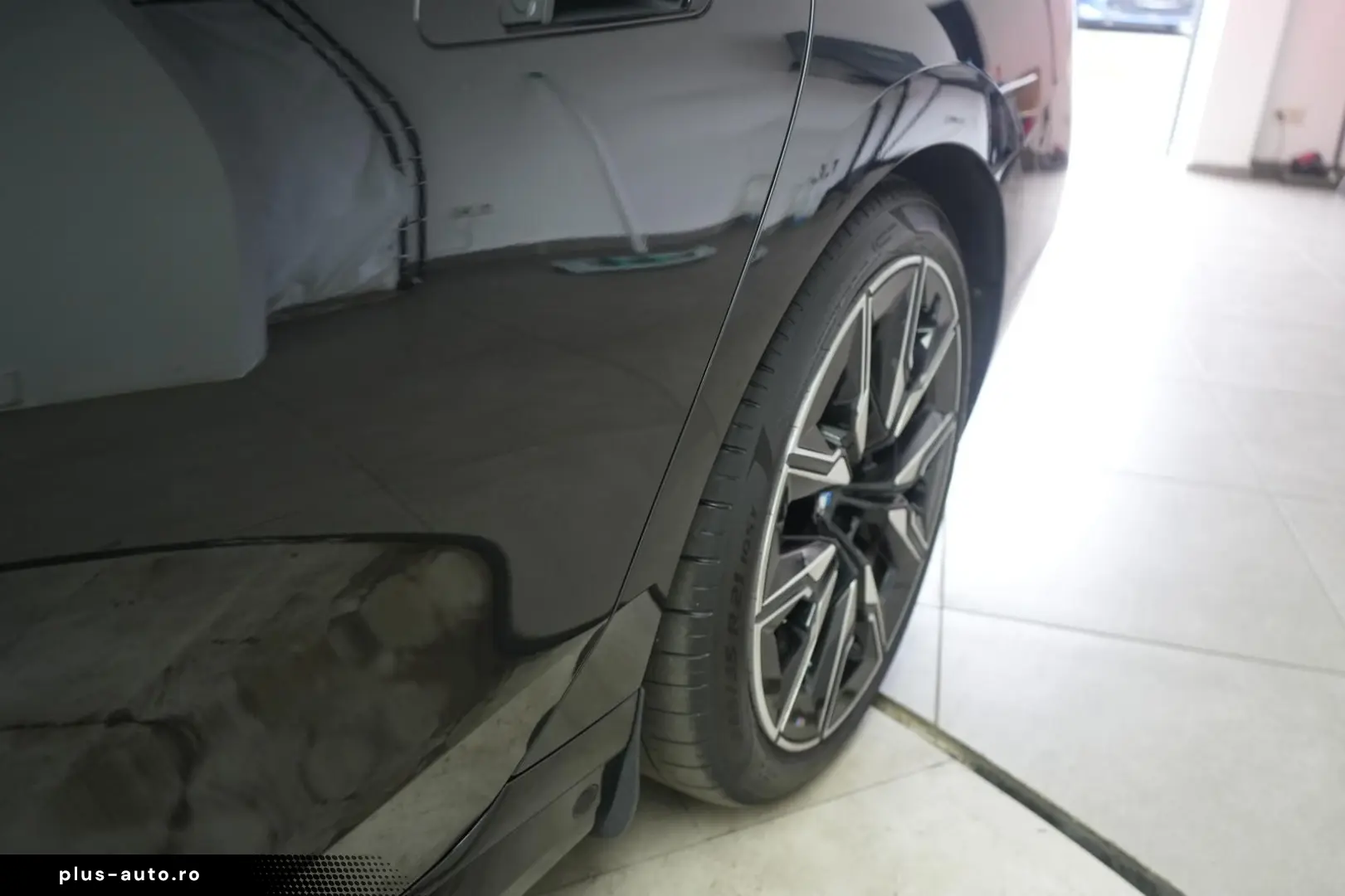BMW i7 M70 xDrive TheatreScreen Sky Lounge HUD B&W L