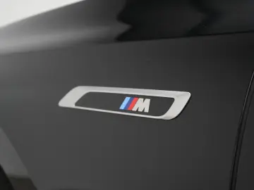 BMW i7 M70 xDrive TheatreScreen Sky Lounge HUD B&W L