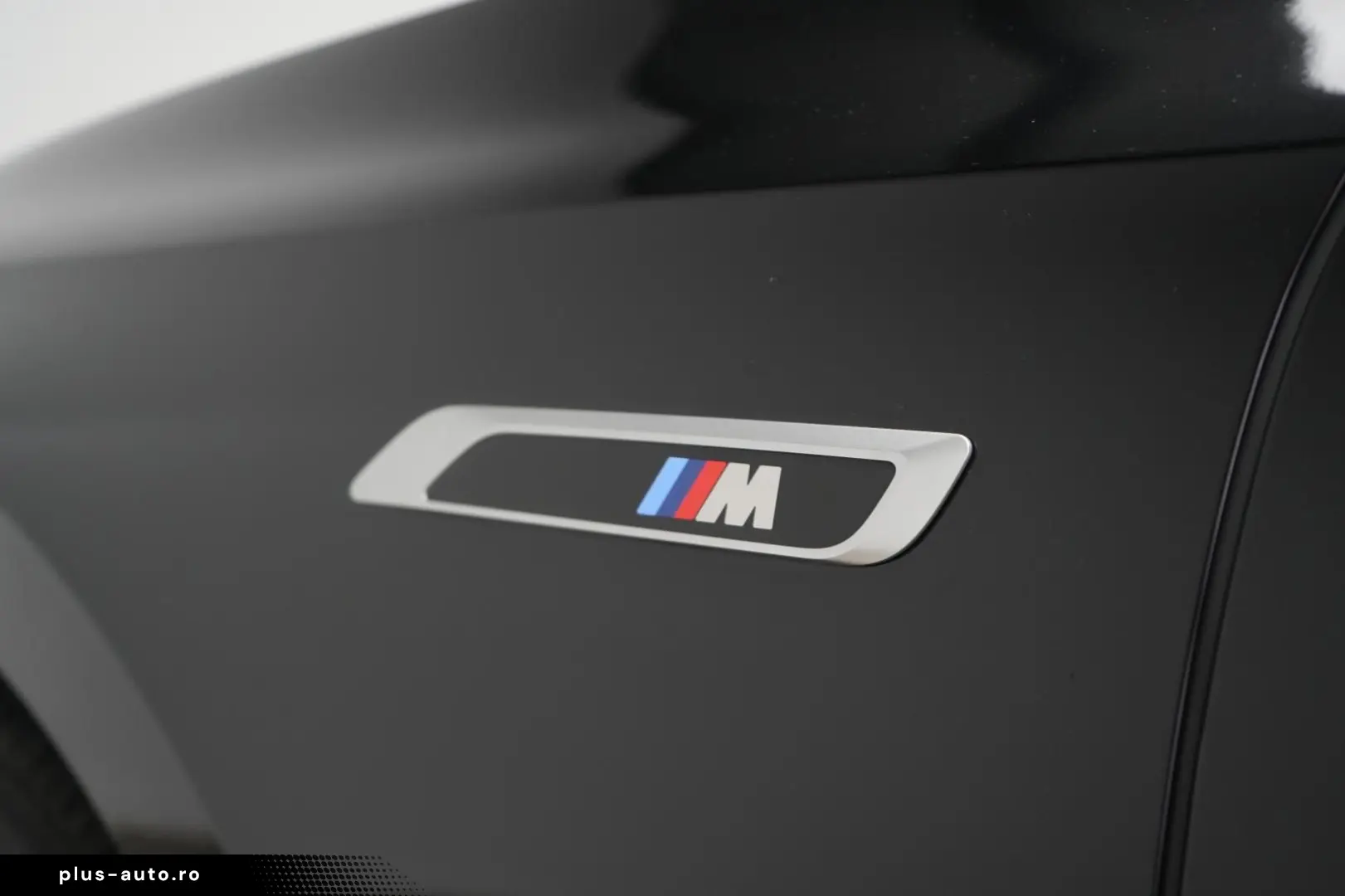 BMW i7 M70 xDrive TheatreScreen Sky Lounge HUD B&W L