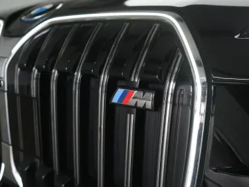 BMW i7 M70 xDrive TheatreScreen Sky Lounge HUD B&W L