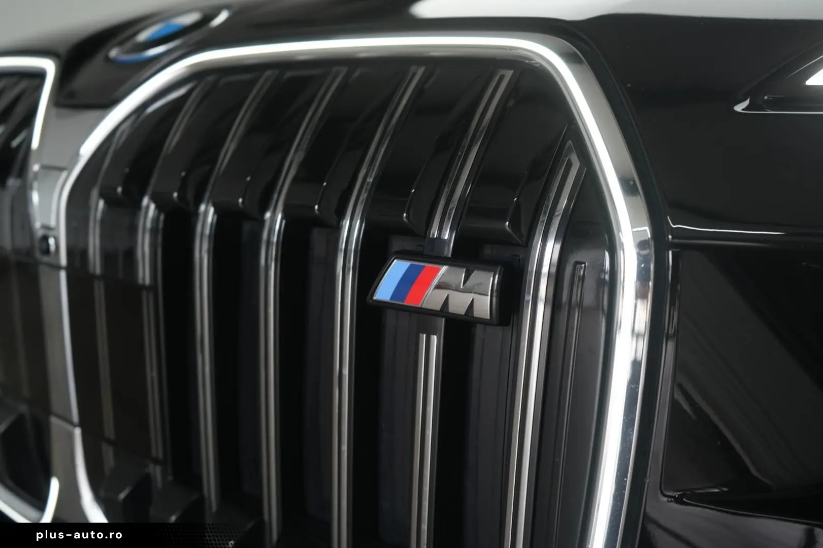 BMW i7 M70 xDrive TheatreScreen Sky Lounge HUD B&W L