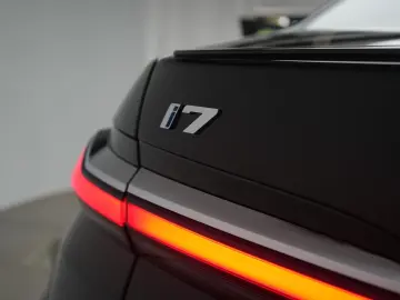 BMW i7 M70 xDrive TheatreScreen Sky Lounge HUD B&W L