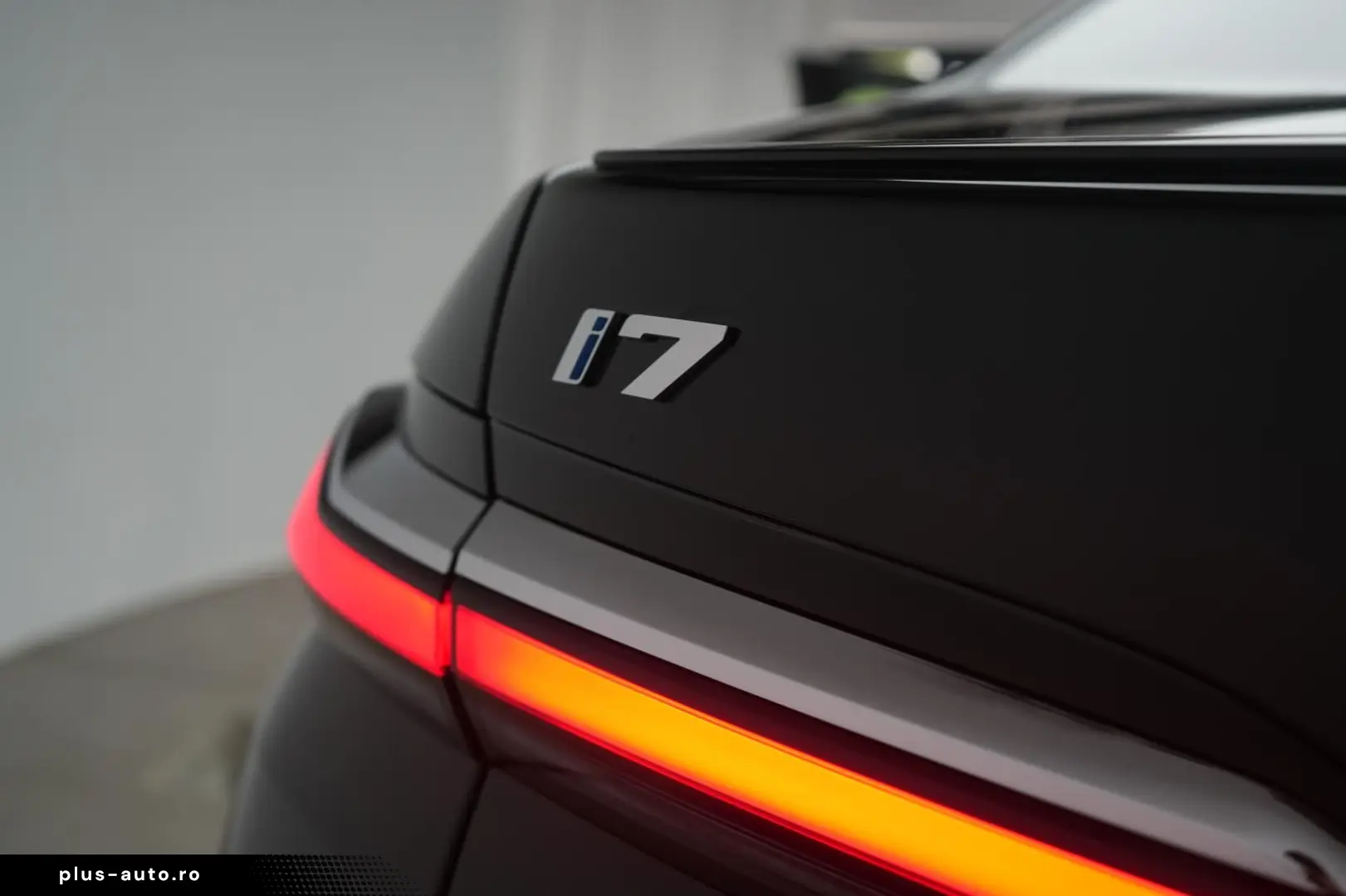 BMW i7 M70 xDrive TheatreScreen Sky Lounge HUD B&W L