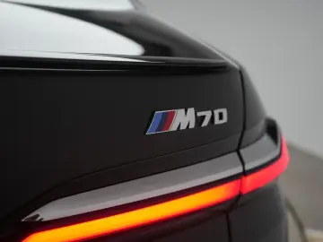 BMW i7 M70 xDrive TheatreScreen Sky Lounge HUD B&W L