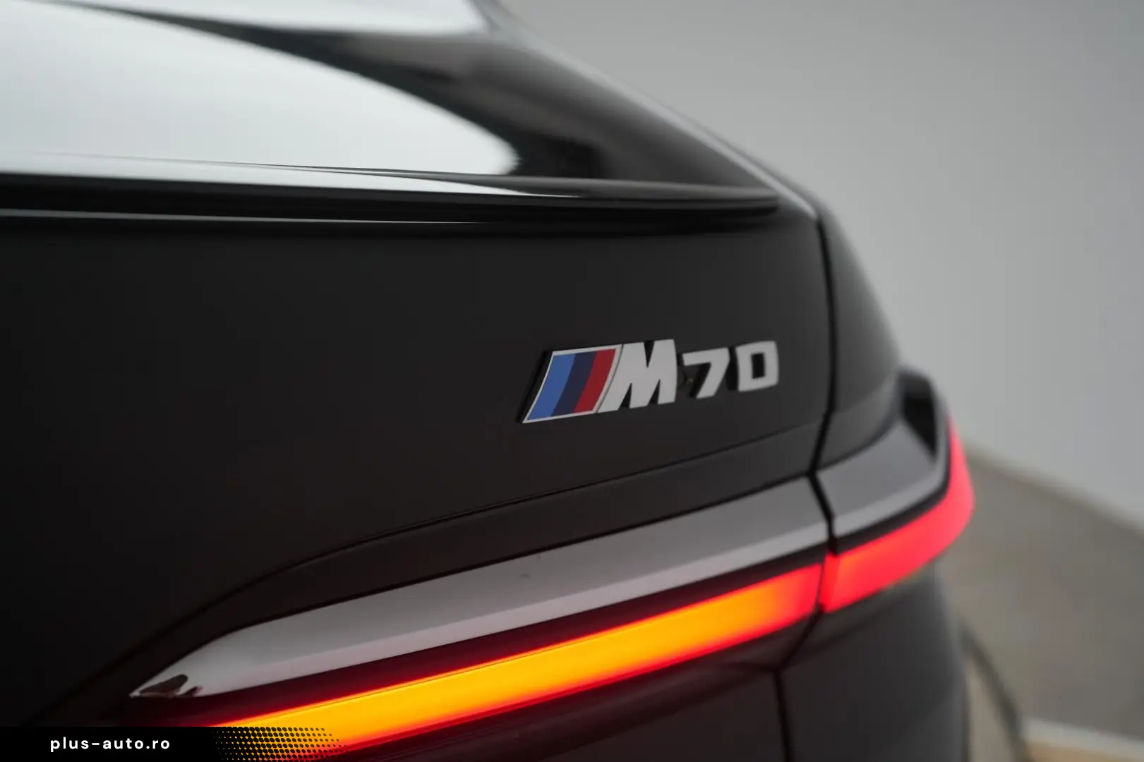 BMW i7 M70 xDrive TheatreScreen Sky Lounge HUD B&W L