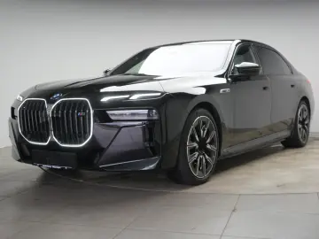 BMW i7 M70 xDrive TheatreScreen Sky Lounge HUD B&W L