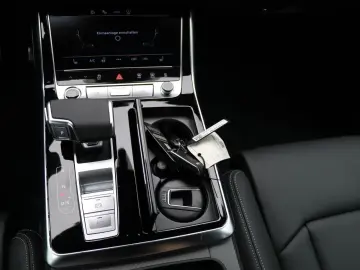 AUDI Q8 S-Line 55 TFSI quattro   Pano  Laser  Standh
