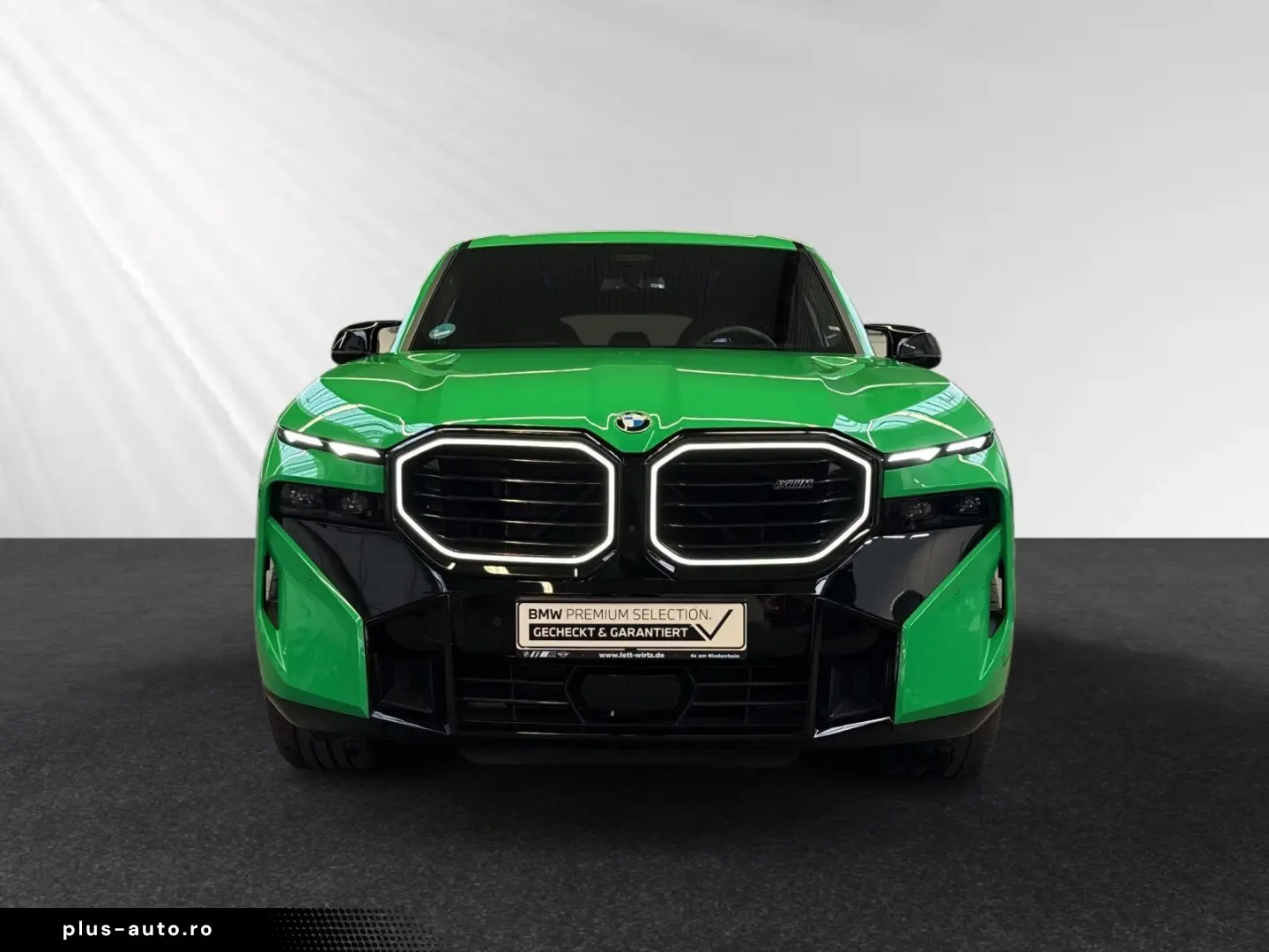 BMW XM 50e  Indiv. Signal Green  AHK 23  Autobahnass