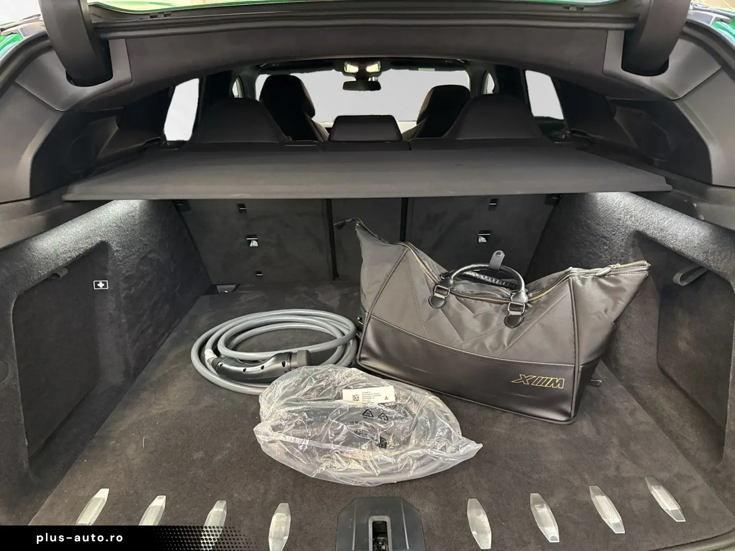 BMW XM 50e  Indiv. Signal Green  AHK 23  Autobahnass