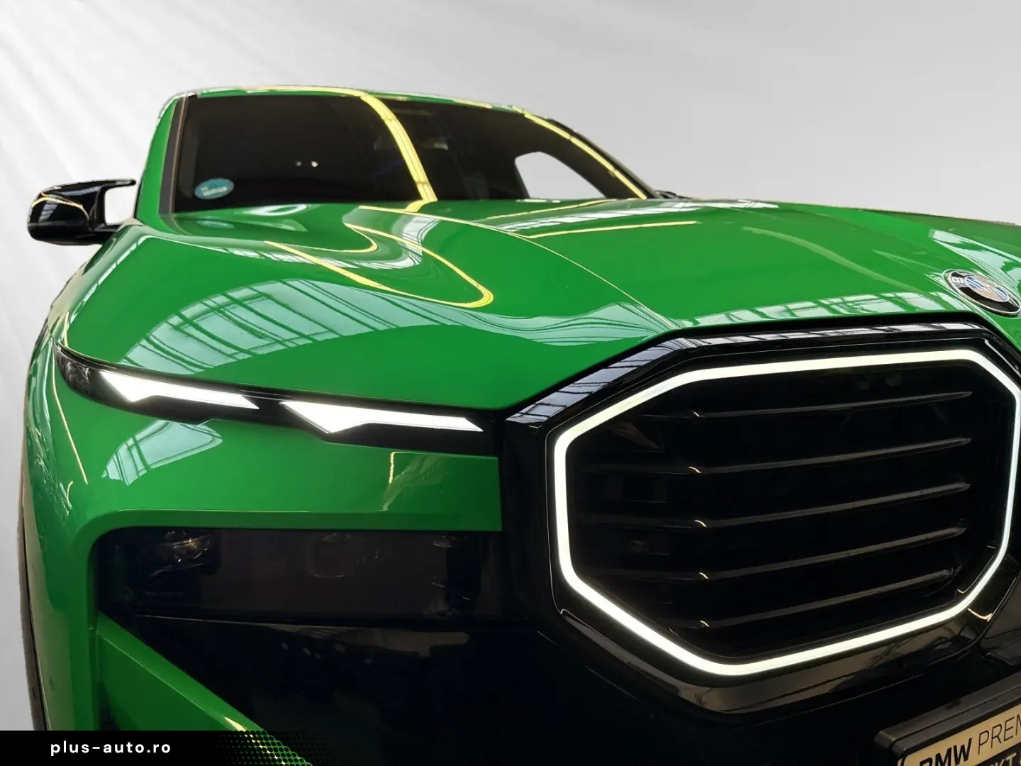 BMW XM 50e  Indiv. Signal Green  AHK 23  Autobahnass