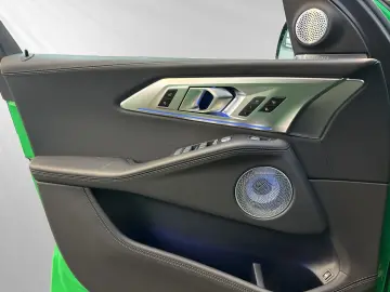 BMW XM 50e  Indiv. Signal Green  AHK 23  Autobahnass
