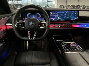 BMW 750e xDrive M Sport Pro TV HUD PANO ACC 360 KAM