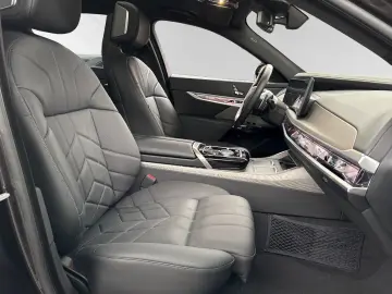 BMW 750e xDrive  1 99%  SkyLounge Autobahnassist