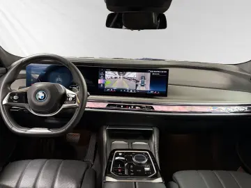 BMW 750e xDrive  1 99%  SkyLounge Autobahnassist