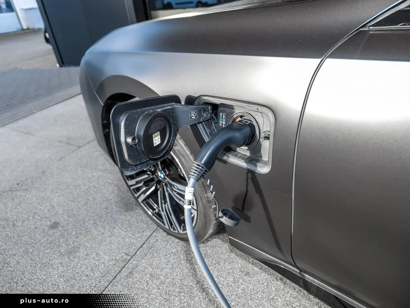 BMW 750e xDrive M Sport TV HUD PANO ACC 360 KAM RFK