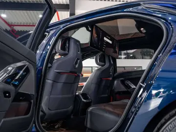 BMW 750 7 Serie 750eXAS PHEV - M-pack - Rear Seat En