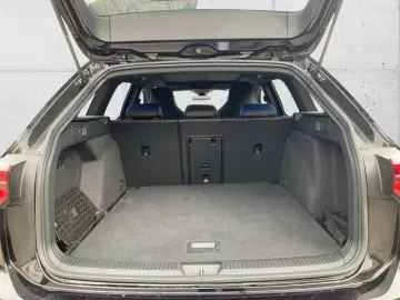 VW Golf VIII R 4Motion 2.0 TSI AHK Pano R-Perf270km