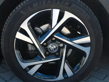 TOYOTA C-HR Hybrid Team D