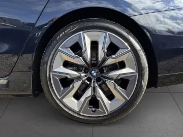 BMW i7 xDR60 M SPORT Crystal
