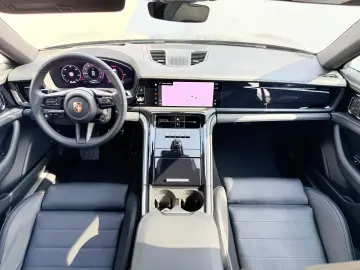 PORSCHE Panamera 4