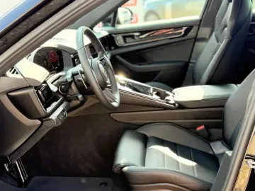 PORSCHE Panamera 4