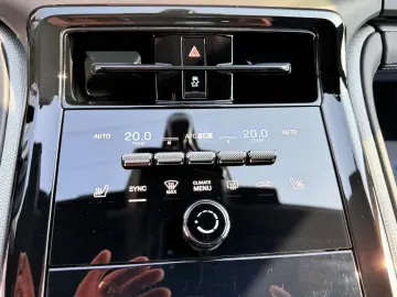 PORSCHE Panamera 4
