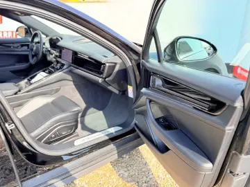 PORSCHE Panamera 4