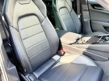 PORSCHE Panamera 4