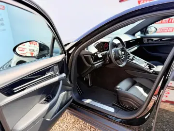 PORSCHE Panamera 4