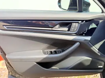 PORSCHE Panamera 4