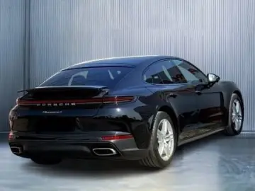 PORSCHE Panamera 4