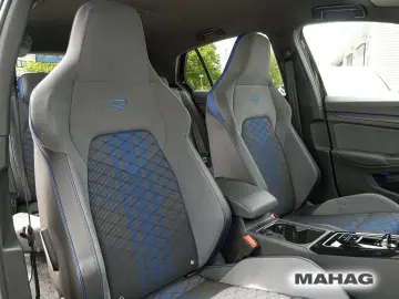 VW Golf VIII R Performance 2 0 TSI 4MOT LED  H&K Na