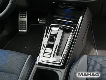 VW Golf VIII R Performance 2 0 TSI 4MOT LED  H&K Na
